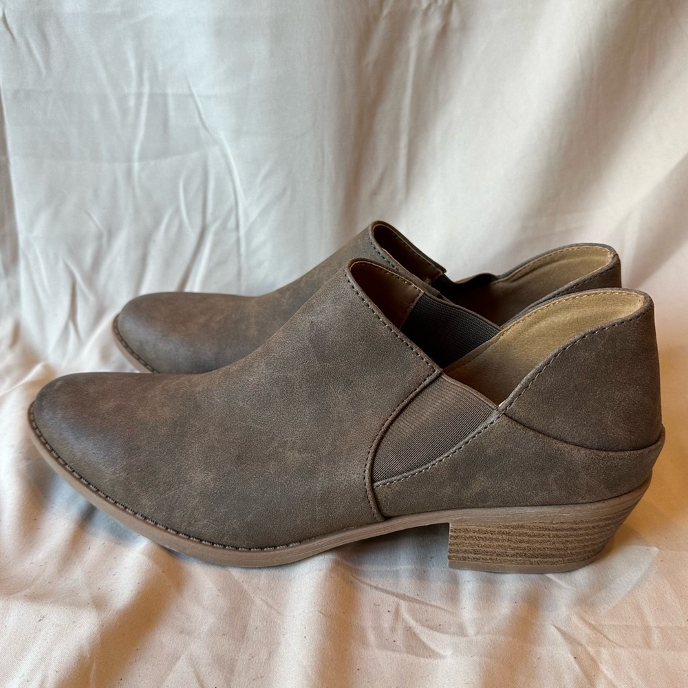 Qupid brown ankle booties